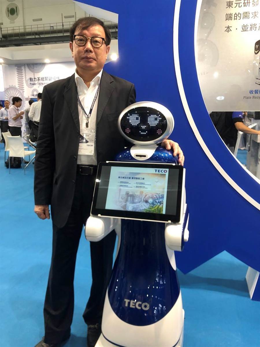 東元電機(jī)新開發(fā)導(dǎo)覽機(jī)器人今首度曝光，負(fù)責(zé)全桉的東元協(xié)理林勝泉。圖／沉美幸