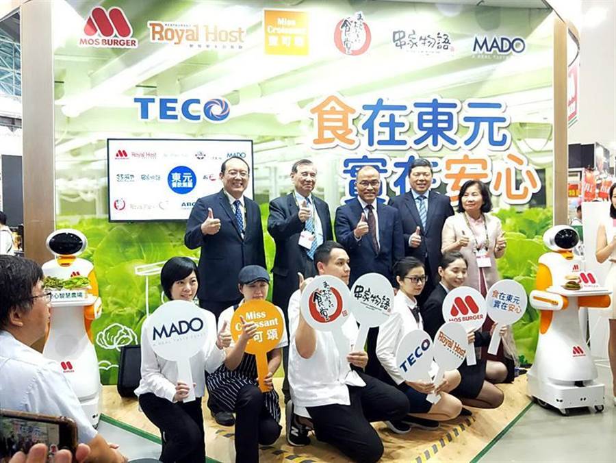 為深耕南臺灣餐飲市場，東元餐飲集團今年首度集合旗下摩斯?jié)h堡、樂雅樂、蜜可頌、食堂Maido Ookini，以及串家物語和MADO餐飲品牌，由會長黃茂雄率隊參加「2019高雄食品展」。（圖／東元餐飲集團）&#xD;&#xA;