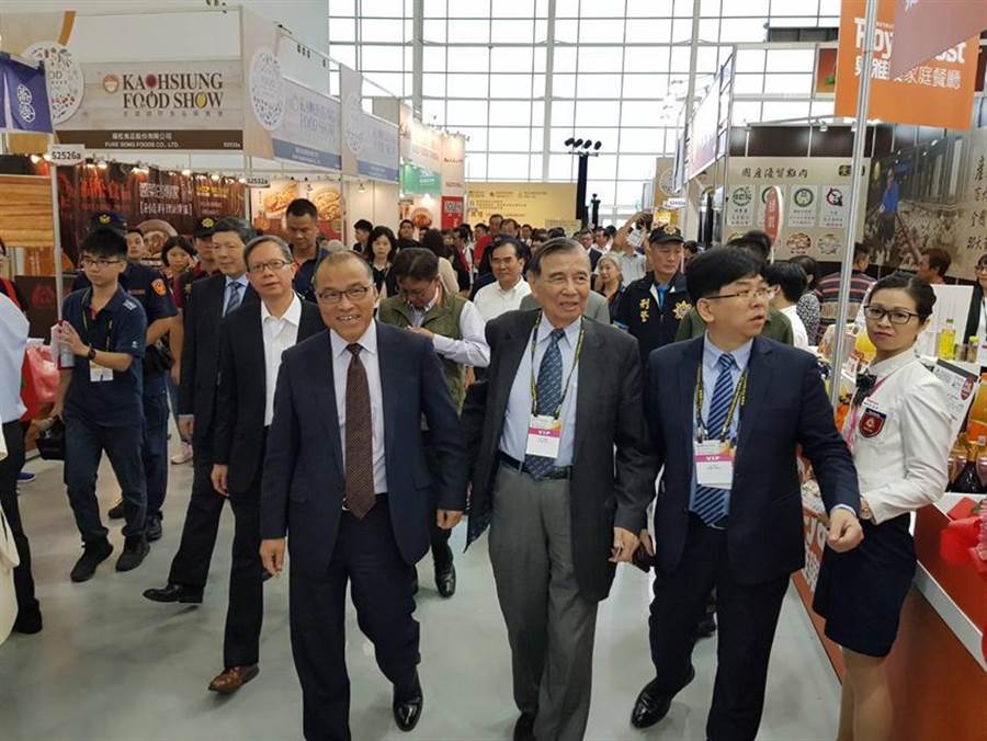 東元集團(tuán)會(huì)長(zhǎng)黃茂雄（前排左二），引導(dǎo)高雄代理市長(zhǎng)葉匡時(shí)（前排左一）等人，參觀東元展出的食品攤位。（圖／顏瑞田攝）