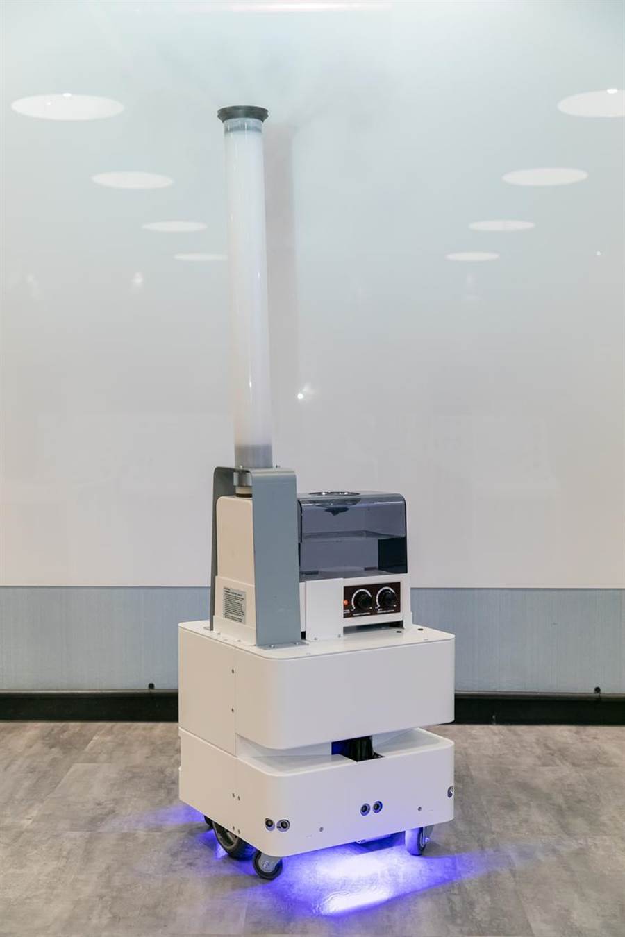 （東元3日發(fā)表智慧UVC消毒防疫機(jī)器人，以3D列印技術(shù)，制作雙向360度全面向噴頭，進(jìn)行大面積的噴霧消毒。圖／東元提供）
